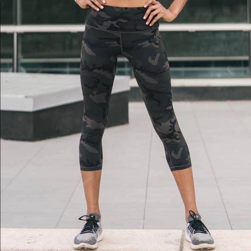 Zyia forest camo luxe hi-rise capri leggings 20” size 6-8